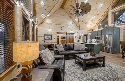 Broken Bow Cabin | New Luxury Honeymoon Cabin-Private Hot Tub, Fireplace and Double Shower