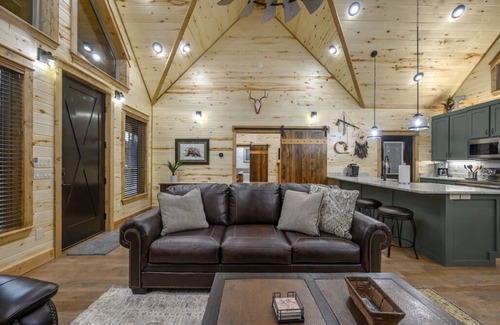 Broken Bow Cabin | New Luxury Honeymoon Cabin-Private Hot Tub, Fireplace and Double Shower