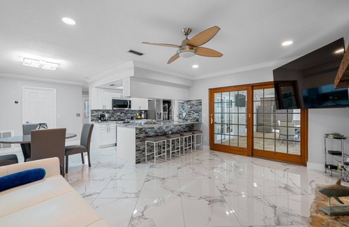 Greater Northdale House | New Luxury House Pool. Just 14 Minutes From the Airport