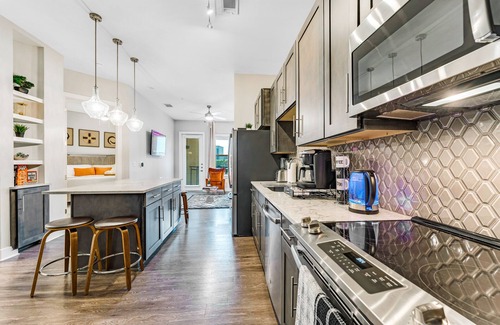 Las Colinas Apartment | ⭐️New⭐️ Luxury King Suite Near Airport | Lake View | Fast WIFI | FREE Parking