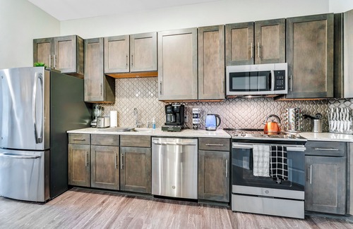 Las Colinas Apartment | ⭐️New⭐️ Luxury King Suite Near Airport | Lake View | Fast WIFI | FREE Parking