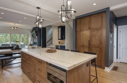 Shawnigan Lake House | New Luxury Lakefront House with Private Dock & Hot tub