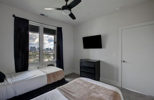 Home Park Apartment | NEW Luxury Midtown Views , Sleeps 7, Free Parking