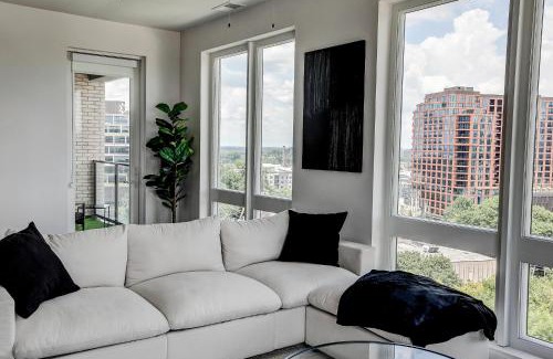 Home Park Apartment | NEW Luxury Midtown Views , Sleeps 7, Free Parking