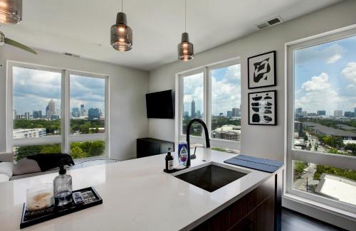 Home Park Apartment | NEW Luxury Midtown Views , Sleeps 7, Free Parking