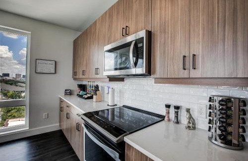 Home Park Apartment | NEW Luxury Midtown Views , Sleeps 7, Free Parking
