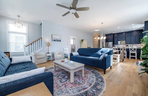 Saint Joseph House | NEW Luxury Poolside Retreat | King Bed | Riverwalk