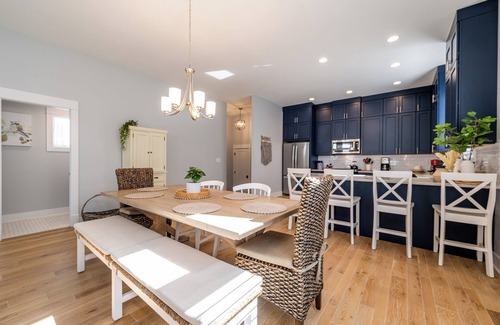 Saint Joseph House | NEW Luxury Poolside Retreat | King Bed | Riverwalk