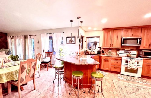 Village Seven House | New Luxury Primary Suite-TWO King Beds-Wraparound Deck-Mountain Views-Hot Tub