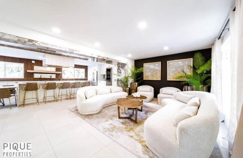 Northwest Edmonton Apartment | NEW Luxury Retreat-Hot Tub-King Beds-Sleeps 8-AC