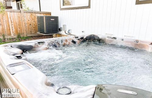 Northwest Edmonton Apartment | NEW Luxury Retreat-Hot Tub-King Beds-Sleeps 8-AC