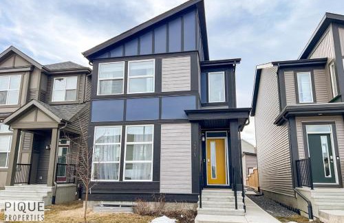 Southwest Edmonton Apartment | NEW-Luxury Retreat-Hot Tub-King Bed-AC-EV Charger