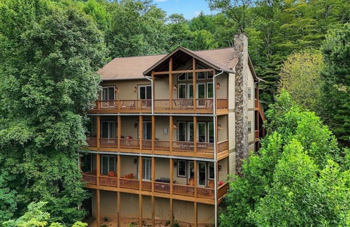 Whittier Condo | New Luxury Smoky Mountain Country Club Condo! Huge Deck with Gorgeous View!