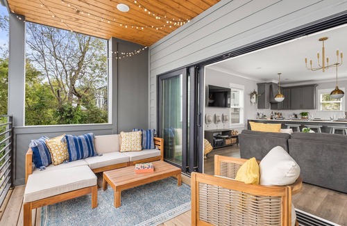 Historic Edgefield House | New Luxury Southern Charm - 4BR - Walk Everywhere