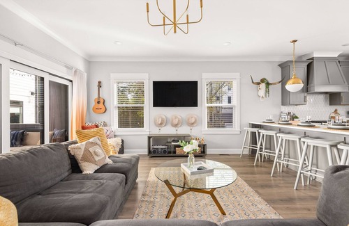 Historic Edgefield House | New Luxury Southern Charm - 4BR - Walk Everywhere