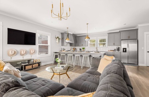 Historic Edgefield House | New Luxury Southern Charm - 4BR - Walk Everywhere