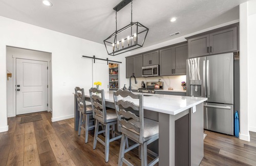 American Fork House | New Luxury Townhome near Utah Lake! Mountain View’s. Family Friendly amenities!