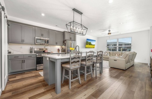 American Fork House | New Luxury Townhome near Utah Lake! Mountain View’s. Family Friendly amenities!