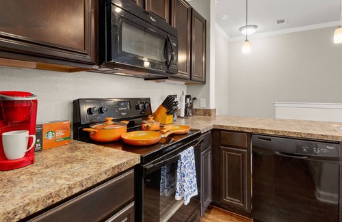 Medina Valley House | NEW Luxury Townhome w/ Pool & Gym