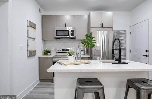 Kingman Park Bed & Breakfast | New Luxury Unit in Capitol Hill | Close to Trolley