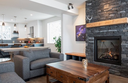 Silver Star Mountain Ski Chalet | NEW Luxury View Duplex on The Ridge – Ski-In/out with lots of extras!