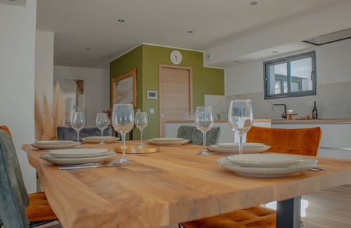 Querciolo House | New luxury villa with top-of-the-range fittings, swimming pool & garden