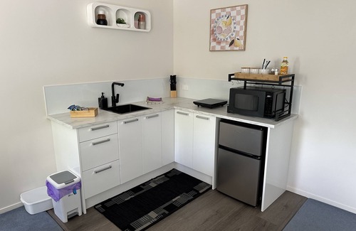 Auckland Apartment | New Lynn Self-Contained Unit near Golf Course.