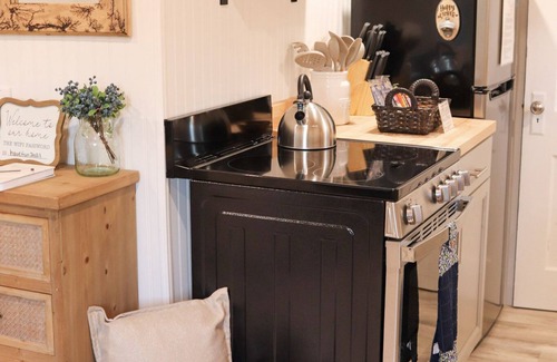 Hampden Cottage | NEW MaineStay Cottage #3 Full Kitchen + Fireplace in Hampden/Bangor