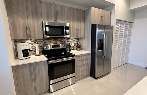 Iona Condo | NEW Majestic Palms Condo 2/2 Penthouse, 4 miles to FMBeach, Heated Pool, Hot tub