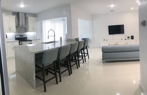 Cutler Bay House | New Miami Townhouse on Lake for Families FU 3 Bed, 2 Bathroom, 5 Persons.