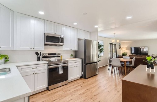 Highlands House | NEW Mid-Century Golf Retreat! 2 Kings I Mtn View