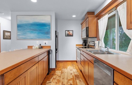 Klipsan Beach House | NEW! Mid Term Rental, pet friendly, walk to the beach (SlowM)