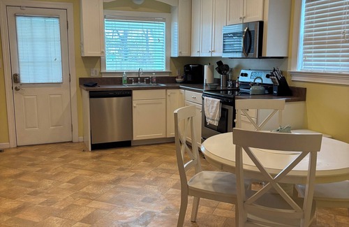 Paducah House | NEW! Midtown Bliss- 2 bed house with WiFi, within 5 minutes of Downtown Paducah