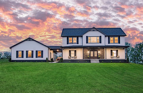 Perry Park House | NEW! Mins to Distilleries! Hot tub, Game Room, Firepit, Luxury, 5-Acres!