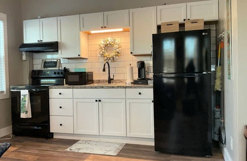 Milford Apartment | NEW - Mins to Manchester/Nashua - 1st Floor - Queen Bed - Pet Friendly - Trails