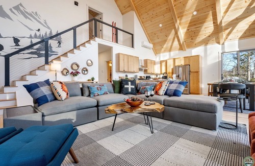 Sunday River Area Ski Chalet | New.Minutes from Slopes.Firepit.2-Fireplaces.Hot Tub.Sauna.Rec Room.Bunk Room