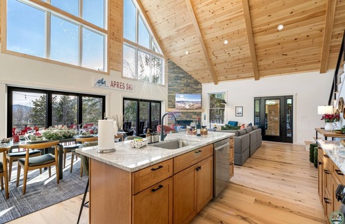 Sunday River Area Ski Chalet | New.Minutes from Slopes.Firepit.2-Fireplaces.Hot Tub.Sauna.Rec Room.Bunk Room