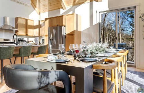 Sunday River Area Ski Chalet | New.Minutes from Slopes.Firepit.2-Fireplaces.Hot Tub.Sauna.Rec Room.Bunk Room