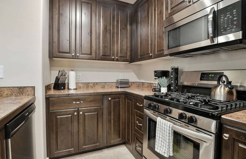 Moab South Valley House | New Moab townhome with pool and hot tub!