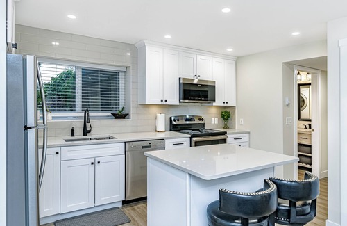 Westwood Plateau House | New & modern 1 bedroom suite nearby skytrain & parks!