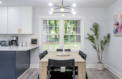 Northeast Raleigh House | NEW modern 10 guest retreat near Downtown, North Hills & NCSU w/fenced backyard