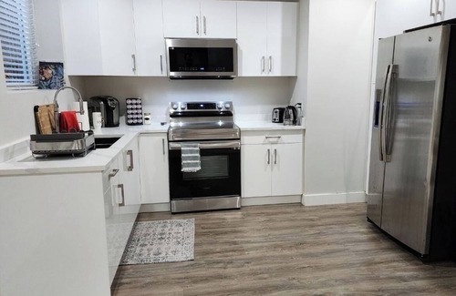 Maple Ridge House | New modern 1bedroom/2 beds guest suite