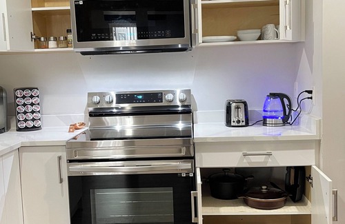 Maple Ridge House | New modern 1bedroom/2 beds guest suite