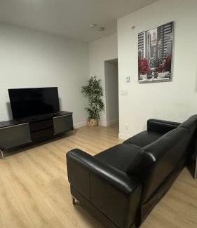 Surrey Apartment | New & Modern 2 bedroom suite