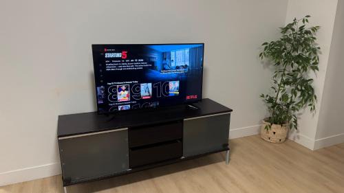 Surrey Apartment | New & Modern 2 bedroom suite