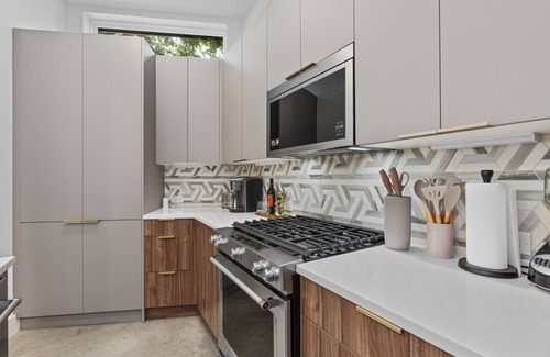 MLK House | *New Modern 2BR Home in Austin's East Side - Sleeps 5*