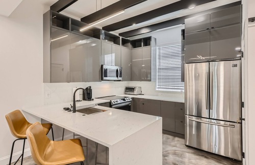 Near East Side House | New Modern 3-bedroom house in beautiful San Antonio with 360 Rooftop