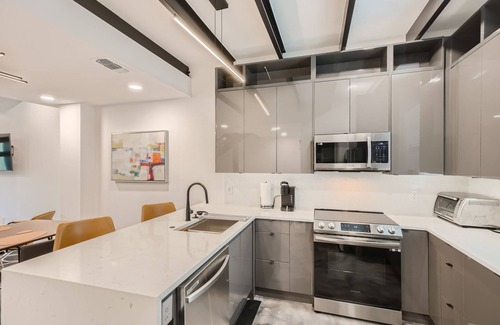 Near East Side House | New Modern 3-bedroom house in beautiful San Antonio with 360 Rooftop