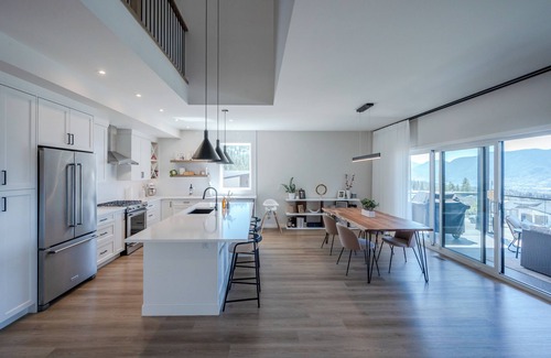 Okanagan-Similkameen House | New Modern 3 Bedroom Home with Mountain and Lake Views.