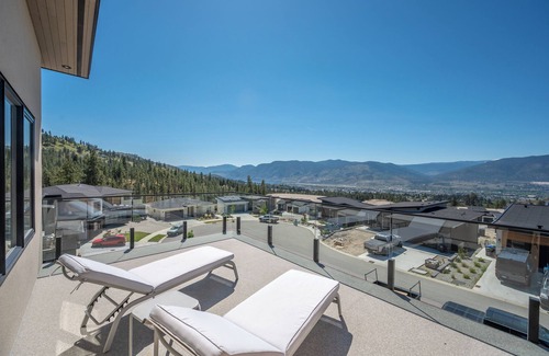 Okanagan-Similkameen House | New Modern 3 Bedroom Home with Mountain and Lake Views.